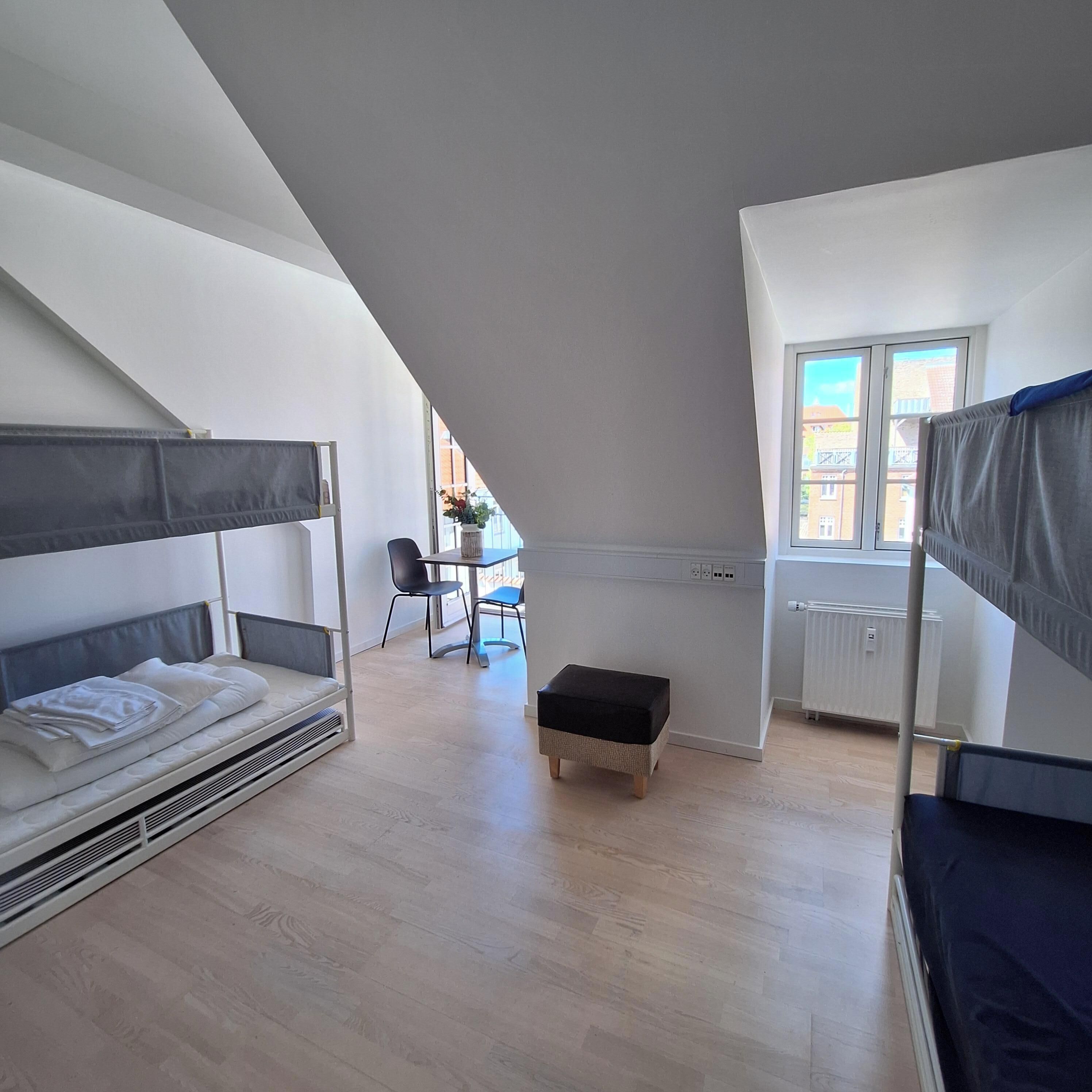 ملاءات للفراش لا تسبب الحساسية ومكتب ومساحة عمل للكمبيوتر المحمول