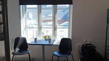 Dormitorio compartido básico, vista a la ciudad | Ropa de cama hipoalergénica y escritorio