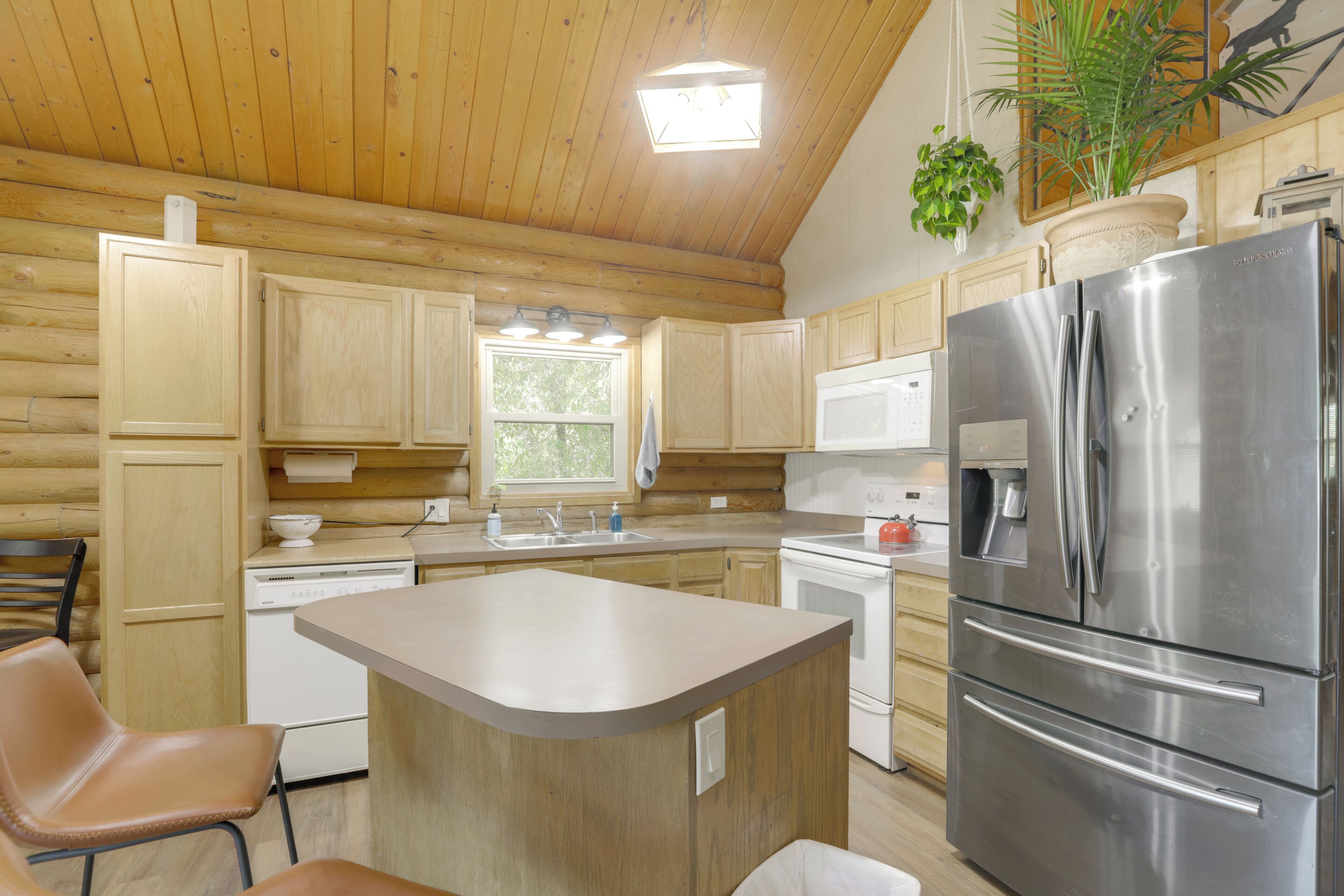 Jääkaappi, mikroaaltouuni, liesi, astianpesukone