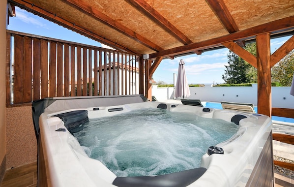 Outdoor spa tub - Gorgeous home in Kutina (Kutina)