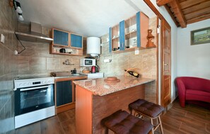 Een koelkast, een kookplaat, een koffiezetapparaat/waterkoker