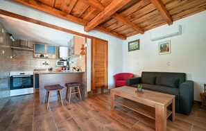 TV, stereo - Gorgeous home in Kutina (Kutina)