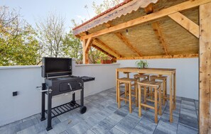 Outdoor dining - Pet friendly home in Kutina with sauna (Kutina)