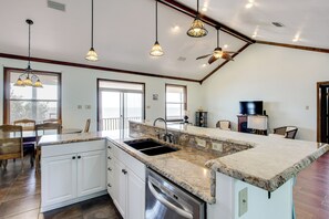 Fridge, microwave, stovetop, dishwasher