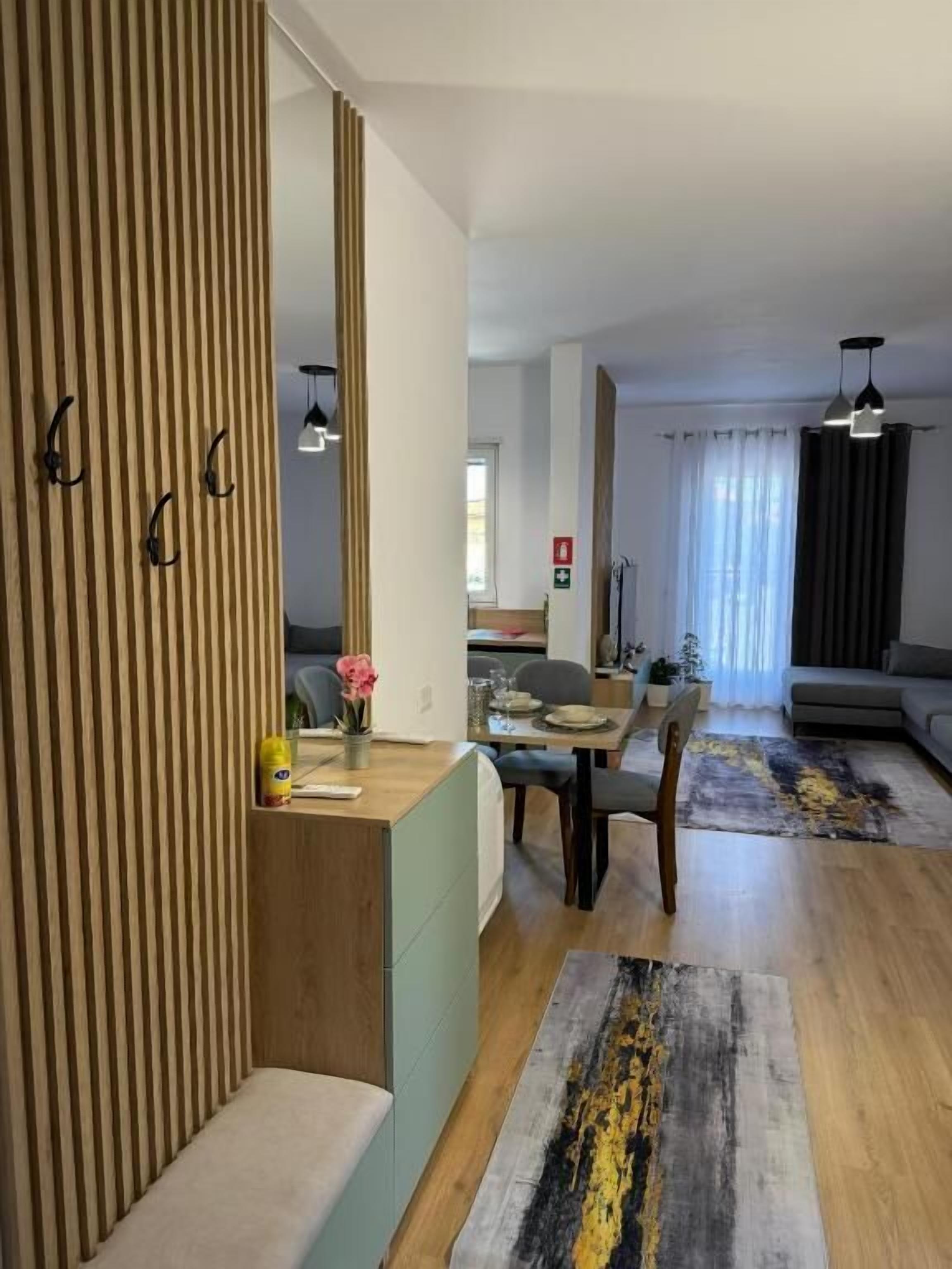 Departamento, balcón, vista a la ciudad | Área de sala de estar | Televisión de pantalla plana 