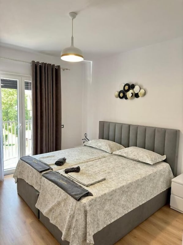 Appartement, balcon, vue sur la ville | Système d’insonorisation, fer et planche à repasser