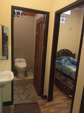 Bathroom - Gloria Guest House (Ambon)