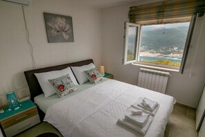 1 habitación, tabla de planchar con plancha y cuna de viaje 
