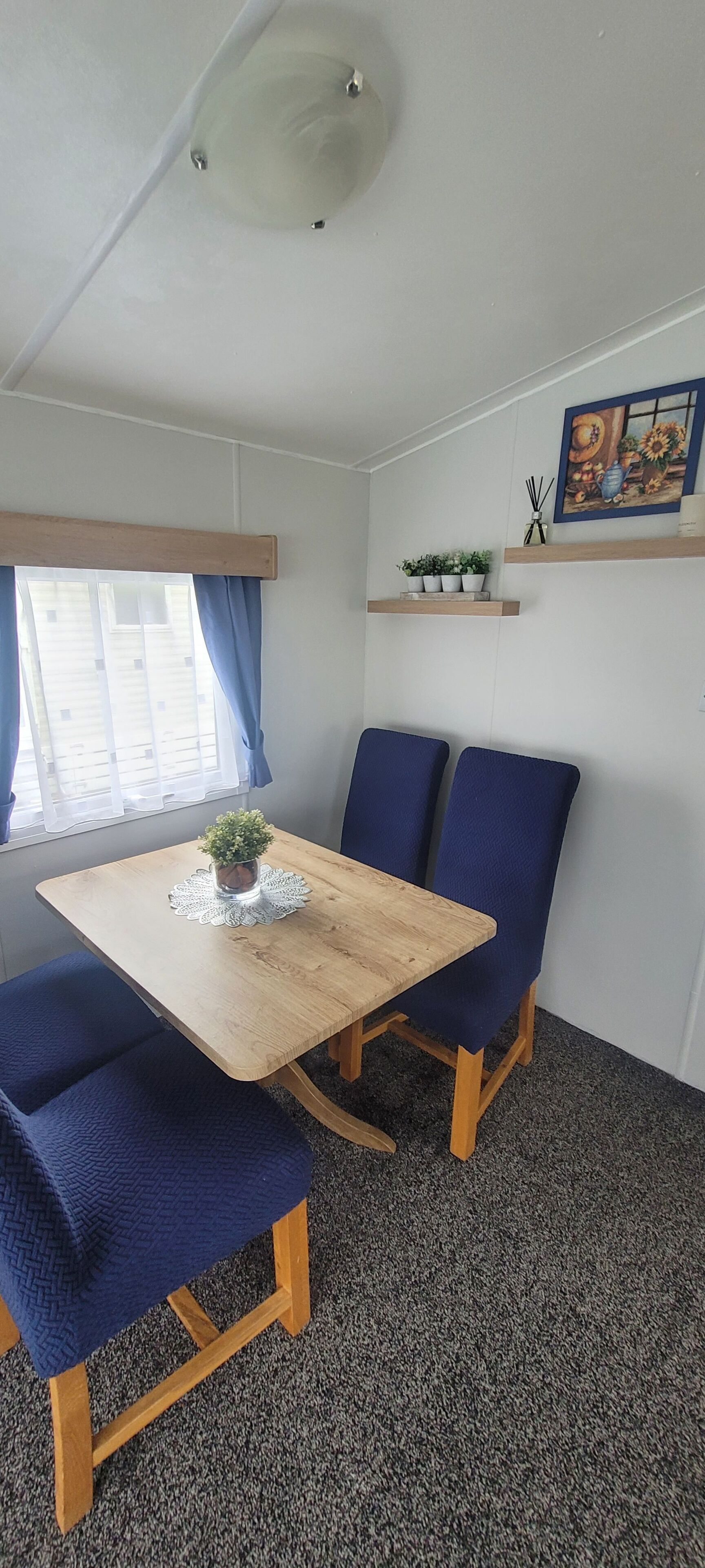 Hus, 3 soverom, utsikt mot innsjø | Spisestue