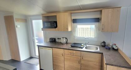 Stunning Holiday Home Beautiful Lakeside Views 15 Mins From Goodwood