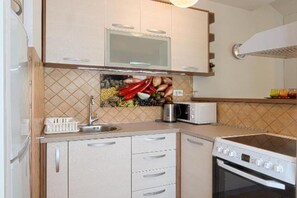 Een koelkast, een oven, een kookplaat, een broodrooster