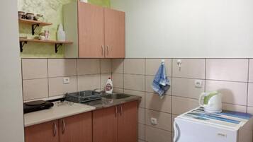 Réfrigérateur, micro-ondes, plaque de cuisson, tables à manger