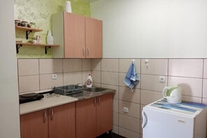 Réfrigérateur, micro-ondes, plaque de cuisson, tables à manger