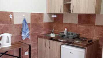 Kühlschrank, Mikrowelle, Herdplatte, Esstisch