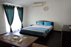 Iron/ironing board, travel crib, free WiFi