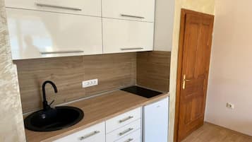 Kühlschrank, Ofen, Herdplatte, Esstisch