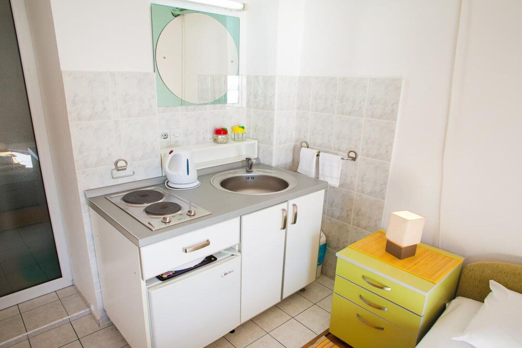 Kylskåp, spishäll och matbord