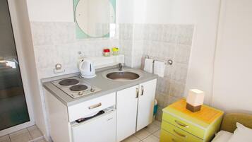 Kylskåp, spishäll och matbord