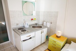 Kjøleskap, kokeplater og spisebord