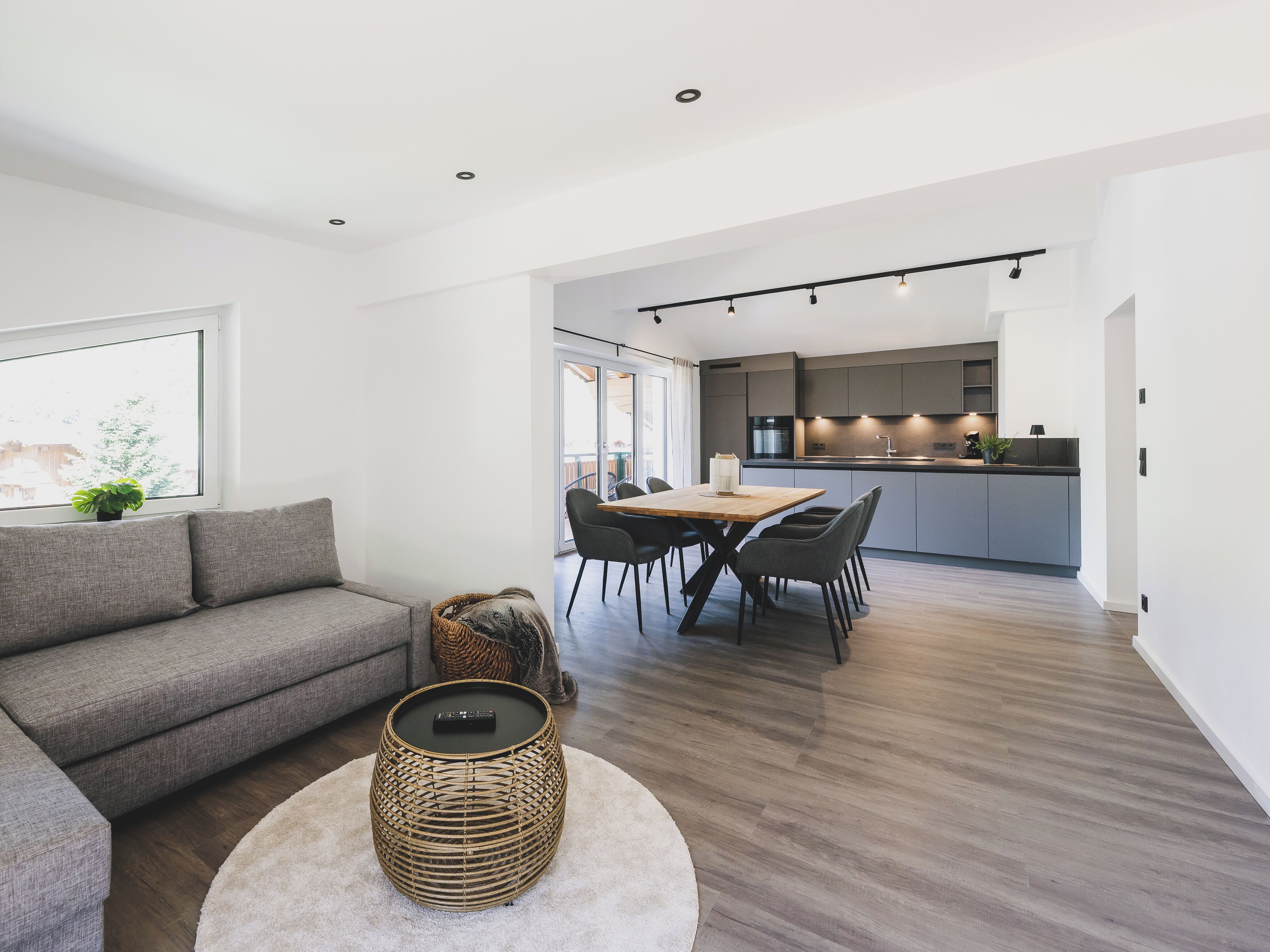 Deluxe Condo, Balcony, Mountain View | Living area