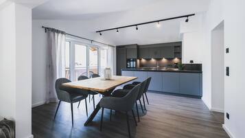 Deluxe Condo, Balcony, Mountain View | Living area