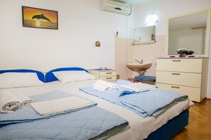 1 bedroom, iron/ironing board, free WiFi