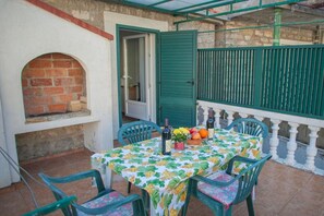 Outdoor dining - One Bedroom Apartment 3 (Petrovac na Moru)