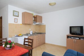 Kühlschrank, Herdplatte, Esstisch