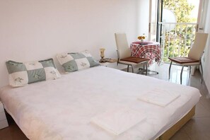 Room - City & Sea Escape – A Perfect Stay in Herceg Novi -  Studio Apartment (Herceg Novi)