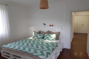 2 bedrooms, iron/ironing board, travel crib, free WiFi - Two Bedroom Apartment (Tivat)