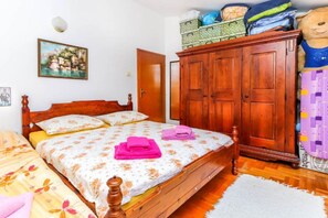 1 bedroom, iron/ironing board, travel cot, free WiFi