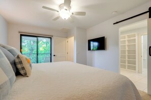 1 soverom, skrivebord, strykejern/-brett og internettilgang