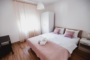 2 makuuhuonetta, silitysrauta/-lauta, vauvan matkasänky, ilmainen Wi-Fi