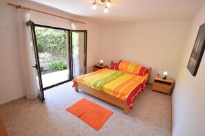 3 bedrooms, travel cot, free WiFi - Two Bedroom Apartment (Igalo)