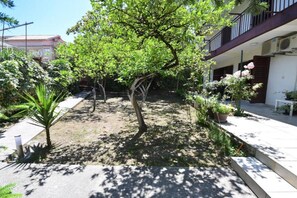 Property grounds - Two Bedroom Apartment (Igalo)