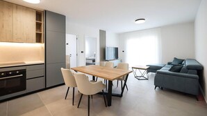 Un apartamento moderno con cocina, comedor y sala de estar.
