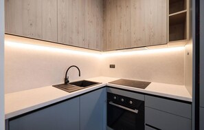 ثلاجة، فرن، موقد طهي مسطح، غسالة أطباق