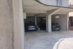 Property grounds - Deluxe City Escape with Modern Comforts & Garage - Double Room (Prcanj)