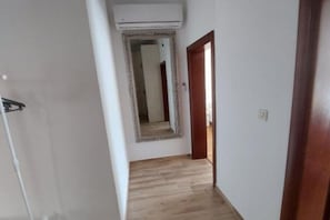 Interior - Deluxe City Escape with Modern Comforts & Garage - Double Room (Prcanj)