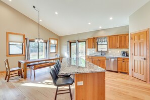 Fridge, microwave, stovetop, dishwasher