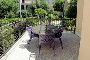 Outdoor dining - Two Bedroom Apartment (Kotor)