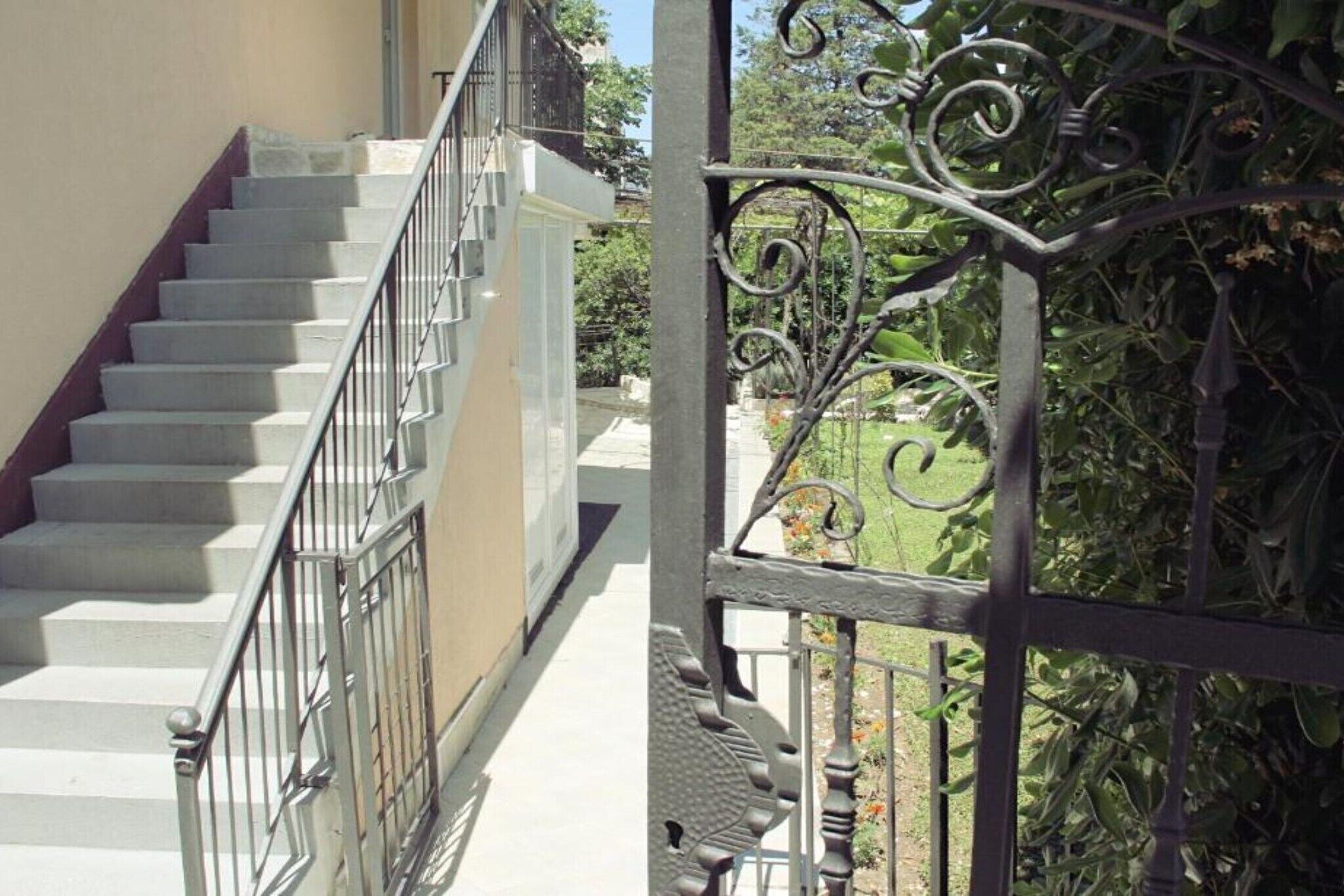 المنطقة المحيطة بالمنشأة