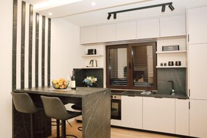 Kylskåp, mikrovågsugn, ugn och spishäll