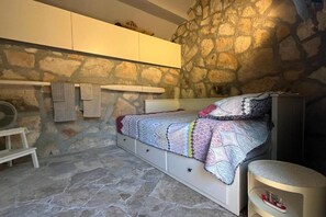 2 bedrooms, iron/ironing board, travel cot, free WiFi