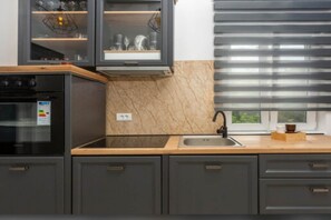 Kjøleskap, ovn, kokeplater og oppvaskmaskin