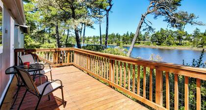 Quiet Lakefront Retreat < 2 Mi to Heceta Beach!