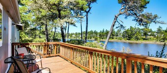Quiet Lakefront Retreat < 2 Mi to Heceta Beach!