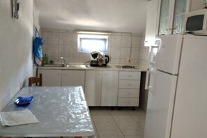 Réfrigérateur, micro-ondes, plaque de cuisson, cafetière/bouilloire