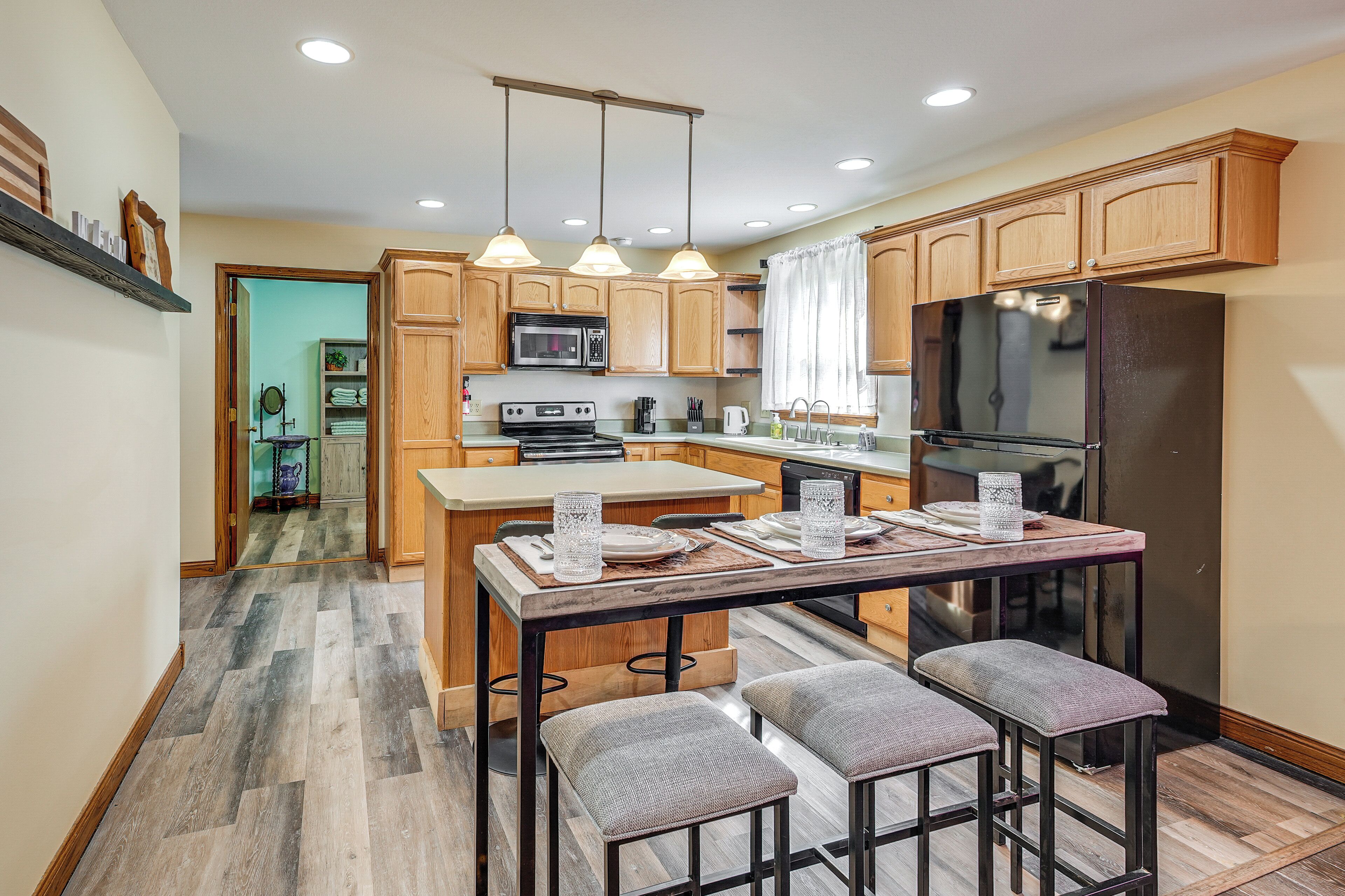 Fridge, microwave, stovetop, dishwasher