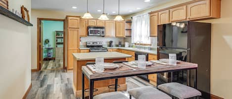 Fridge, microwave, stovetop, dishwasher